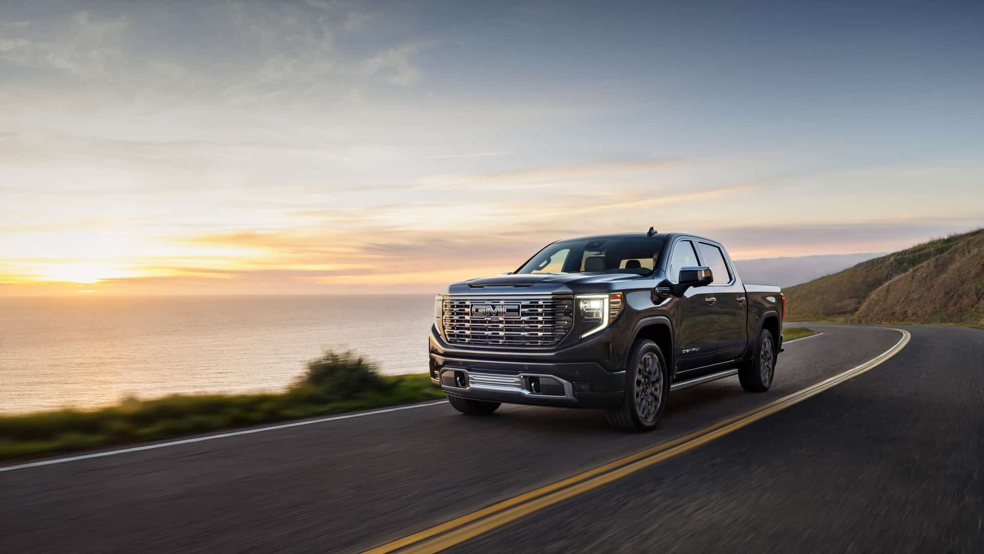2026 GMC Sierra 1500 Denali Ultimate vs. 2026 Ford F-150 Platinum: Why Windsor Executives Choose the Sierra