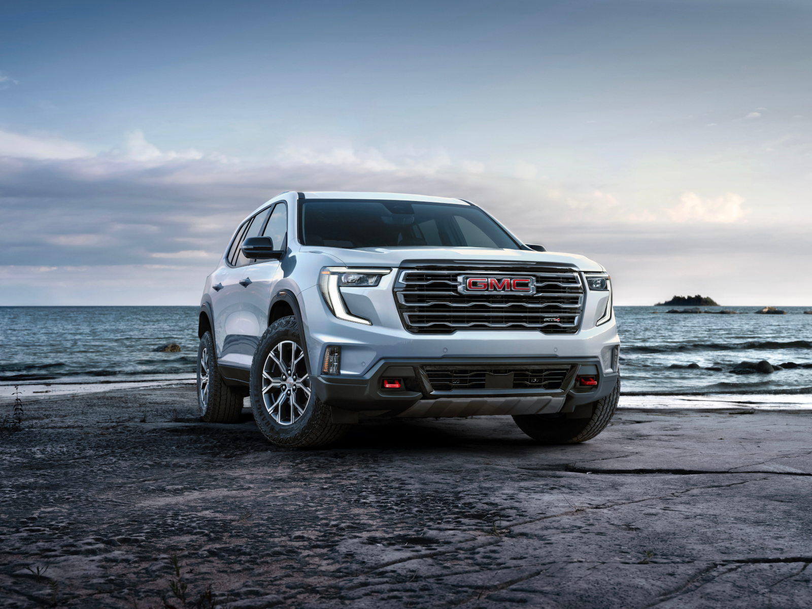 2026 GMC Acadia vs 2026 Toyota Highlander: Why the Acadia Is the More Capable Family SUV in Ontario